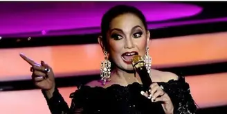 Muhammad Angga Hadi Farhat putra Nia Daniaty beberapa kali memaksa Ibunya untuk menikah lagi. Nampaknya, Angga sangat menginginkan Nia bisa dijaga oleh seorang pria kembali.