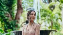 Dalam beberapa potret yang diunggahnya di Instagram, terlihat pemeran “Layangan Putus” itu tampil anggun bak gadis Bali dalam balutan kebaya Bali berwarna cream. [@anyageraldine]