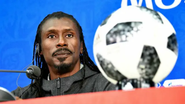Berbeda dengan pelatih lainnya yang terlihat rapi dengan potongan rambut cepak dan klimis, Cisse justru tampil nyentrik.