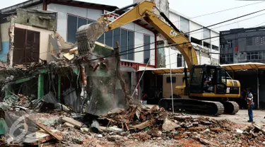 Sebuah alat berat saat menghancurkan bangunan permanen di Jalan Fatmawati Cilandak Barat, Jakarta Selatan, Kamis (8/10/2015).  Pembongkaran tersebut dilakukan terkait proyek MRT. (Liputan6.com/Yoppy Renato)