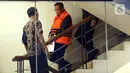 Sudewo ditahan KPK setelah terjaring dalam operasi tangkap tangan (OTT) terkait dugaan korupsi pengisian jabatan perangkat desa di Kabupaten Pati, Jawa Tengah. Tampak dalam foto, Bupati Pati, Sudewo (kanan) dikawal petugas usai menjalani pemeriksaan intensif di Gedung Merah Putih Komisi Pemberantasan Korupsi (KPK), Jakarta, Selasa (20/1/2026). (Liputan6.com/Helmi Fithriansyah)
