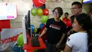 CEO MatahariMall.com Hadi Wenas perkenalkan eKiosk kepada para pelanggan pada Hari Pelanggan Nasional di Gajah Mada Plaza, Jakarta, Minggu (04/9). eKiosk merupakan  bentuk perwujudan sistem belanja Online-to-Offline (O2O). (Liputan6.com/Fery Pradolo)