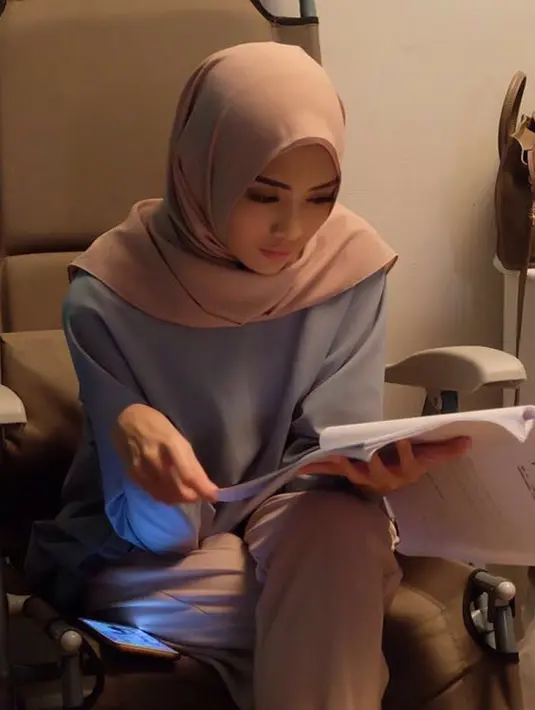 Saat memerankan karakter Renata, perempuan berusia 35 tahun ini selalu memakai hijab. Saat proses reading naskah pun, Ririn memakai hijab untuk mendalami karakter Renata yang diperankannya. Alhasil, totalitas berakting Ririn sebagai Renata sangat berhasil. (Liputan6.com/IG/@ririndwiariyanti)