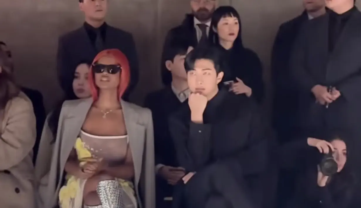 Duduk di paling depan saat fashion show, leader BTS ini memadukan atasan dengan celana hitam seharga Rp21 jutaan dan boots maroon senilai Rp31 jutaan. Vogue Korea