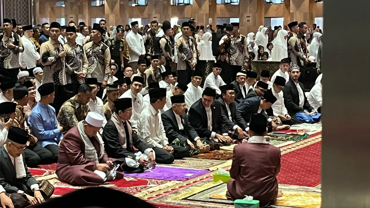 Presiden Joko Widodo atau Jokowi dan Wakil Presiden Ma'ruf Amin melaksanakan salat Idul Fitri 1445 Hijriah di Masjid Istiqlal Jakarta Pusat, Rabu (10/4/2024).