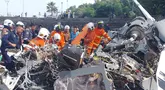 Foto yang dirilis pada tanggal 23 April 2024 oleh Departemen Pemadam Kebakaran dan Penyelamatan Perak ini menunjukkan tim penyelamat memeriksa lokasi kecelakaan setelah dua helikopter militer bertabrakan di Lumut, negara bagian Perak, Malaysia. (Handout/Departemen Pemadam Kebakaran dan Penyelamatan Perak/AFP)