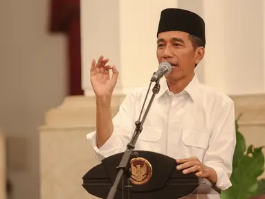 Presiden Joko Widodo memberikan sambutan saat acara buka puasa bersama dengan wartawan di Istana Negara, Jakarta, Senin (6/7/2015). Di kesempatan itu Jokowi mempersilahkan wartawan untuk menyampaikan aspirasi secara langsung. (Liputan6.com/Faizal Fanani)