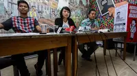 Kepala Divisi Pembelaan Hak-hak Sipil dan Politik Kontras, Putri Kanesia (tengah), bersama wakil koordinator KontraS, Chrisbiantoro (kanan) saat jumpa pers di kantor Kontras, Jakarta, Minggu (30/11/2014).(Liputan6.com/Faizal Fanani) 