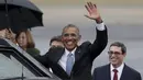 Presiden AS, Barack Obama berdiri di depan Menlu Kuba, Bruno Rodriguez ketika melambaikan tangan sebelum memasuki sebuah mobil limusin lapis baja hitam setibanya di Bandara Internasional Havana, Minggu (20/3). (REUTERS/stringer)