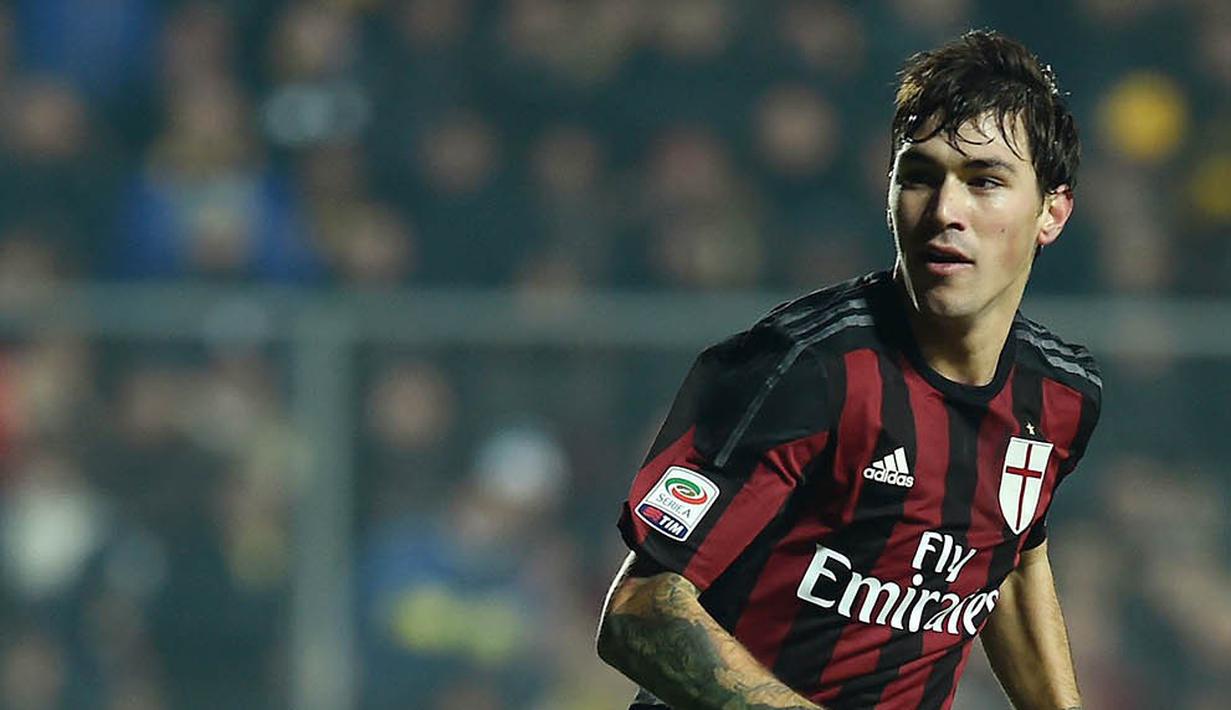 4. Alessio Romagnoli, tak kunjung mendapatkan Kalidou Koulibaly membuat Chelsea menjadikan pemain Milan ini sebagai solusi. Namun Skysport melaporkan jika 30 juta pounds yang diajukan The Blues ditolak oleh manajemen Rossoneri. (AFP/Alberto Pizzoli)