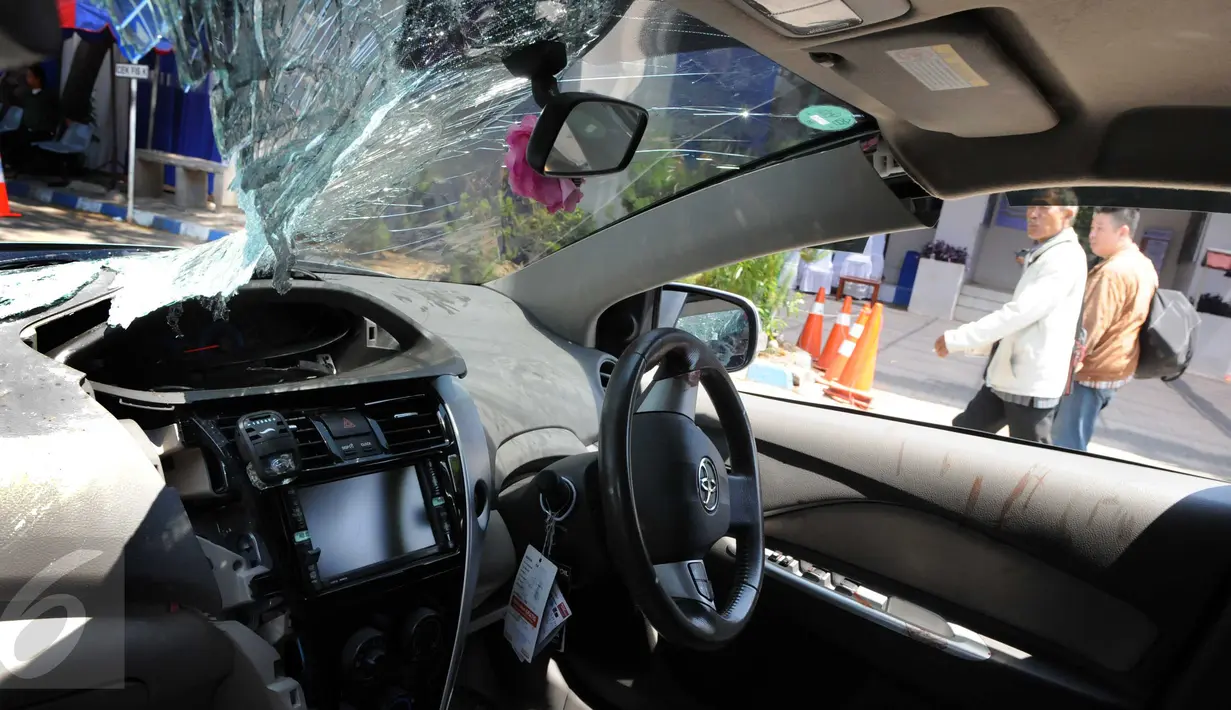 Kondisi bagian dalam mobil yang menabrak pejalan kaki di Jalan Boulevard Artha Gading, Jakarta, Sabtu (9/1/2016). Akibat kejadian tersebut, satu pengendara sepeda dan satu pejalan kaki meninggal di lokasi. (Liputan6.com/Helmi Afandi)