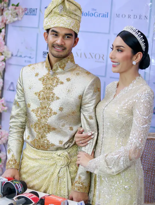 Sekedar informasi, Tyas Mirasih pertama menikah dengan Raide Soedjono pada tahun 2017. Pernikahan Tyas dengan Raiden berakhir pada tahun 2021. Sementara Tengku Tezi bercerai setelah digugat oleh Danisa Khairiyah di Pengadilan Agama Medan pada 11 Oktober 2021. Tezi telah memiliki dua orang anak dari pernikahan sebelumnya. [Foto: Muhammad Akrom Sukarya/Kapanlagi.com]