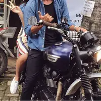 "Tukang ojek yang kemaren ya nih.." tulis Raisa. Sebelumnya, Hamisd mengunggah foto berboncengan sepeda motor. "Butuh ojek neng?" tulis hamishdw. (Instagram/hamishdw)