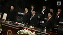 Wakil Ketua DPR Fadli Zon (kedua kiri) menyanyikan lagu Indonesia Raya saat Sidang Paripurna DPR terkait RUU APBN di Kompleks Parlemen, Senayan, Jakarta, Rabu (16/8). (Liputan6.com/Johan Tallo)