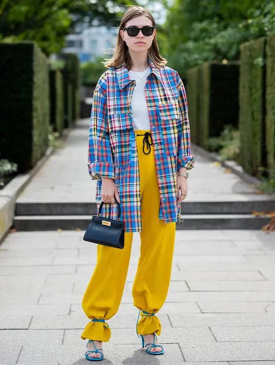 Pilihlah warna-warna dalam rona yang cerah dan aksesori atau fashion item yang memiliki penampilan terstruktur. Foto: Purewow.