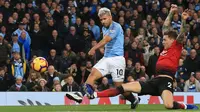 Striker Manchester City, Sergio Aguero, melepaskan tendangan saat melawan Manchester United pada laga Premier League di Stadion Etihad, Manchester, Minggu (11/11). City menang 3-1 atas MU. (AFP/Lindsey Parnaby)