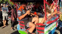 Tim Manajer KTM Factory Racing,&nbsp;Tony Cairoli (belakang), meramaikan parade di Kota Sumbawa, NTB, menjelang balapan di Sirkuit Samota, Jumat (23/6/2023). (Bola.com/Wiwig Prayugi)