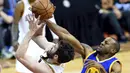 Pemain Cavaliers, Kevin Love #0 mencoba melakukan tembakan saat dihadang pemain Warriors, Andre Iguodala #9 pada game ke-6 Final NBA di Quicken Loans Arena, Jumat (17/6/2016) WIB. (Mandatory:Bob Donnan-USA TODAY Sports)