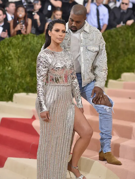 Pasangan yang sering terlihat romantis, Kim Kardashian dan Kanye West sepertinya ingin mengakhiri rumah tangganya. Disebut-sebut, Kim sudah tidak tahan terhadap suaminya. (AFP/Bintang.com)