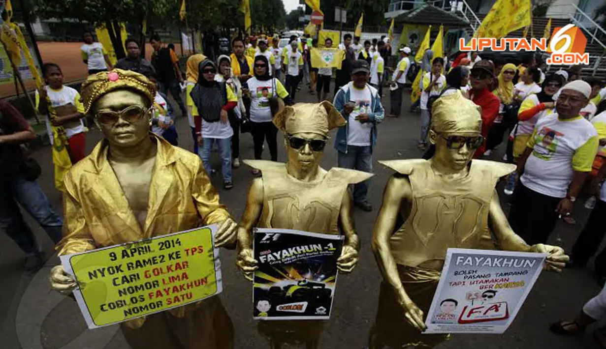 Dengan berlumur tinta emas mereka rela berdiri berjam-jam tanpa bergerak di Gelora Bung Karno, Senayan, Jakarta (Liputan6.com/Andrian M Tunay)