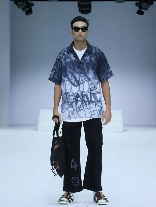 Koleksi streetwear Vish ini cocok untuk hangout. Padukan kemeja bermotif abstrak dengan cargo pants dan totebag. (JFW).