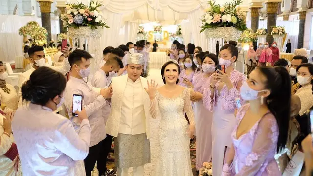Momen Pernikahan Selebgram Sarah Gibson dan Diska Resha. (Sumber: Instagram/keanuagl)