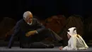 <p>Penampilan aktor asal Amerika Serikat&nbsp;Morgan Freeman (kiri) and YouTuber asal Qatar Ghanim al-Muftah&nbsp;saat upacara pembukaan Piala Dunia 2022 di Stadion Al-Bayt, Qatar, Minggu (20/11/2022). (AFP/Raul&nbsp;Arboleda)</p>