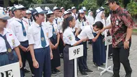Aksi bagi-bagi uang Rp 50 ribu itu dilakukan Wali Kota Semarang saat berkampanye di hadapan pelajar. (Liputan6.com/Felek Wahyu)