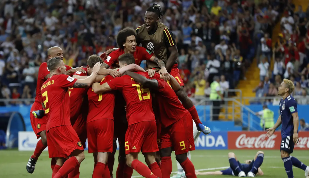 Para pemain Belgia merayakan gol yang dicetak Nacer Chadli, ke gawang Jepang pada babak 16 besar Piala Dunia di Rostov Arena, Rostov-on-Don, Senin (2/6/2018). Belgia menang 3-2 atas Jepang. (AP/Rebecca Blackwell)