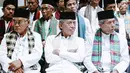 Marbot masjid Jakarta yang diberangkatkan untuk umrah mendengar sambutan Gubernur DKI Jakarta Anies Baswedan di Balai Kota, Jumat (9/11). Jumlah marbot yang diberangkatkan untuk umrah pada tahun ini mengalami peningkatan. (Liputan6.com/Immanuel Antonius)