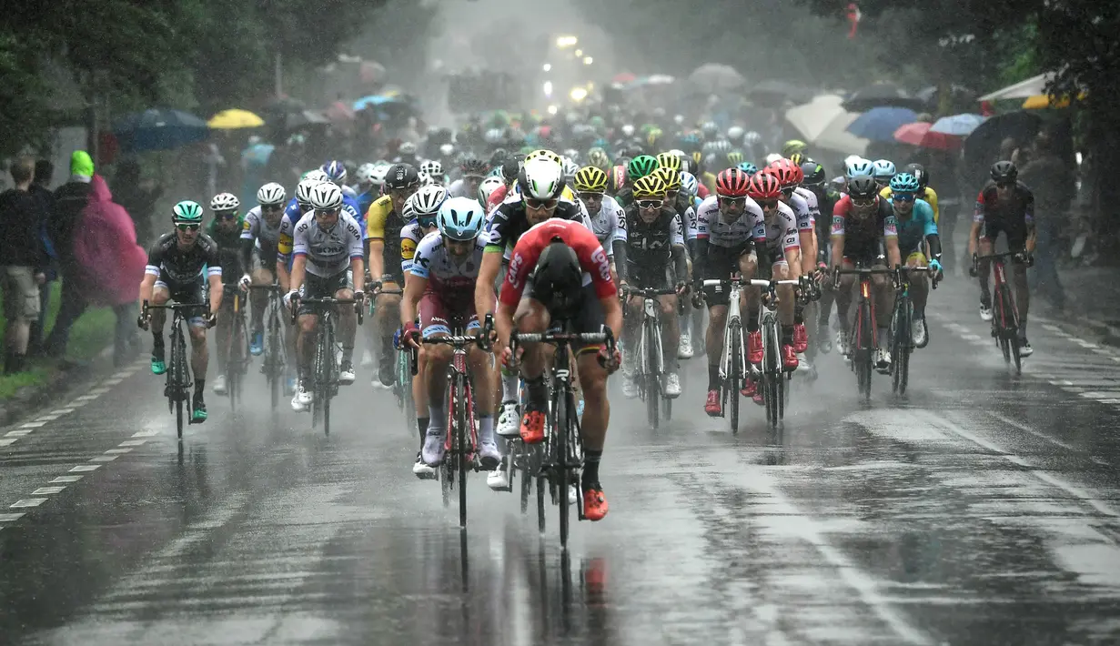 Para pebalap memacu sepedanya saat stage kedua balapan Tour de France di Leige, Belgia, Minggu (2/7/2017). Stage kedua menempuh kota Dusseldorf, Jerman hingga Leige, Belgia yang berjarak 203,5 kilometer. (AFP/Philippe Lopez)