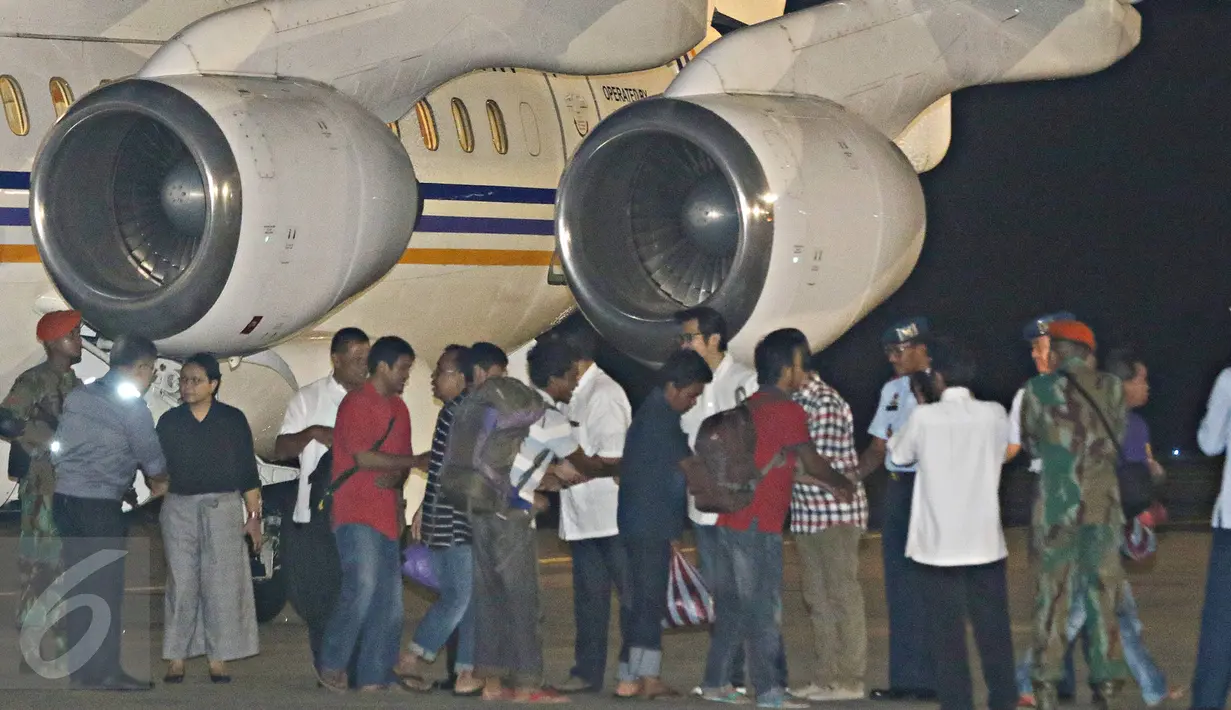 10 WNI yang dibebaskan oleh kelompok Abu Sayyaf di Filipina tiba di Bandara Halim Perdanakusuma, Jakarta, Minggu (1/5) malam. Mereka akan diperiksa terlebih dahulu kesehatannya sebelum dipulangkan ke rumah masing-masing. (Liputan6.com/Immanuel Antonius)