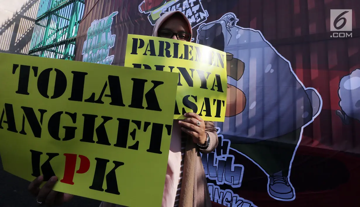 Mahasiswa membawa membawa poster saat melakukan Aksi di depan Gedung MPR/DPR Jakarta, Jumat (16/6). Dalam aksinya mereka menuntut Tolak Angket KPK. (Liputan6.com/Johan Tallo)
