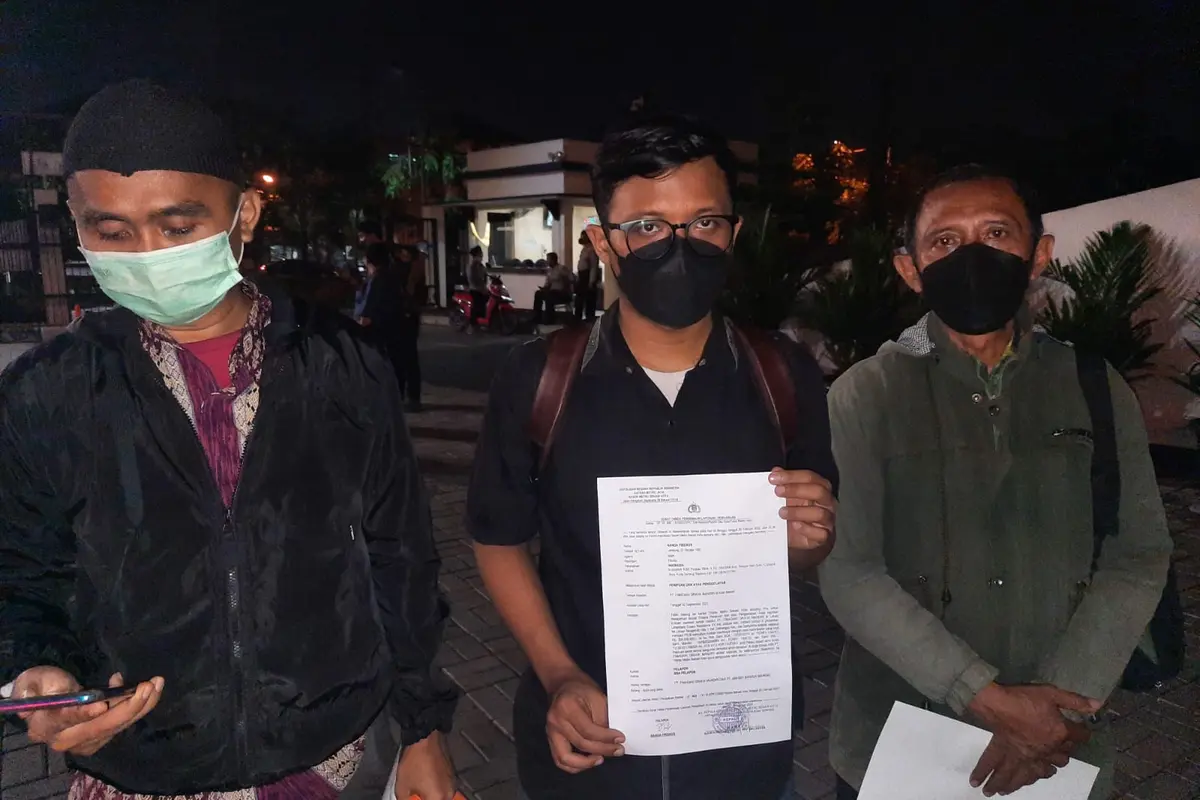 Korban penipuan kredit rumah syariah tanpa bunga, didampingi kuasa hukum menanyakan tindak lanjut laporan ke Polres Metro Bekasi Kota.