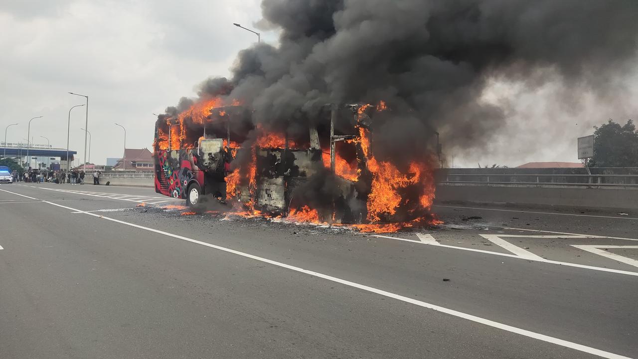 Sebuah bus terbakar di Jalan Tol Ir. Wiyoto Wiyono, Kelurahan Cipinang Cempedak, Kecamatan Jatinegara, Jakarta Timur, atau tepatnya dekat Departemen Agama pada Rabu (12/6/2024).