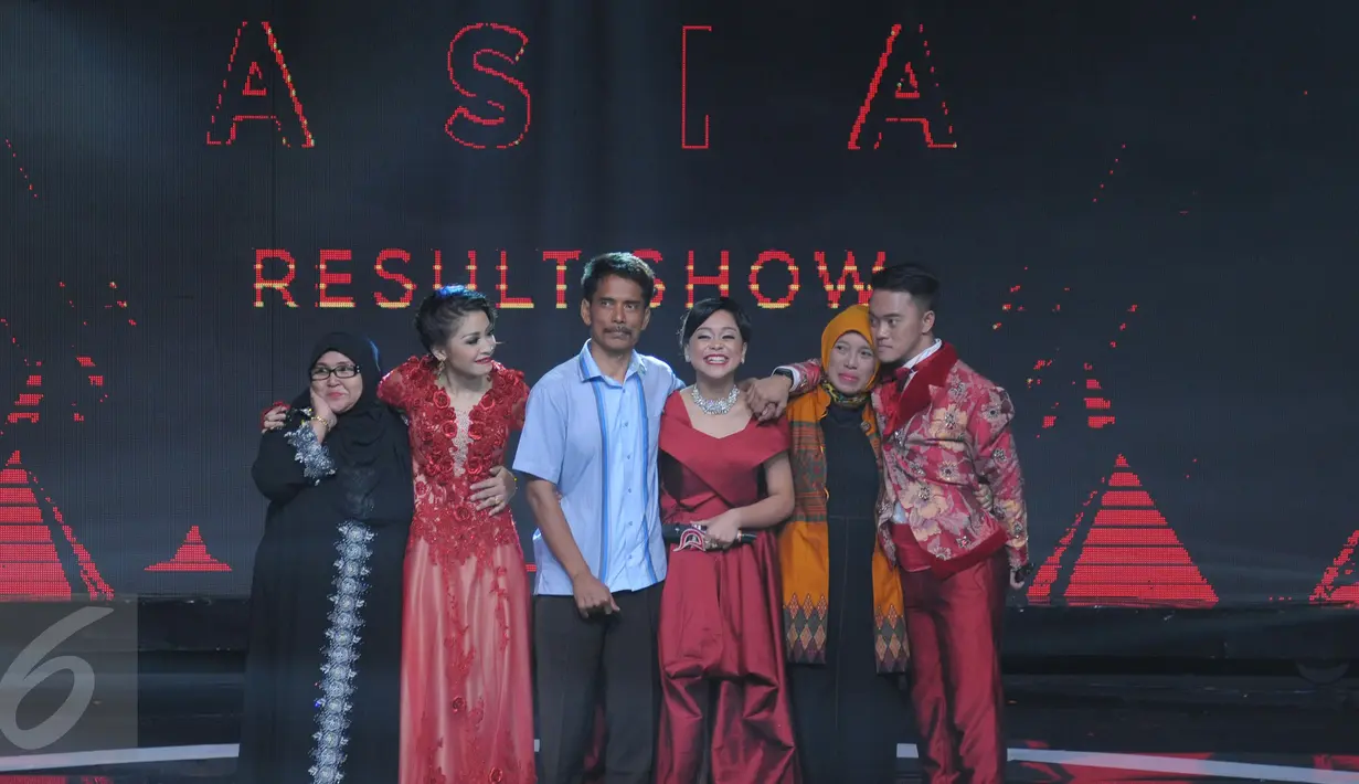 Lesti, Danang dan Shiha Zikir didampingi orangtua masing-masing menunggu detik-detik pengumuman pemenang dalam Grand Final D'Academy Asia 2015 Result Show di Studio 5 Indosiar, Jakarta, Selasa (29/12). (Liputan6.com/Herman Zakharia)
