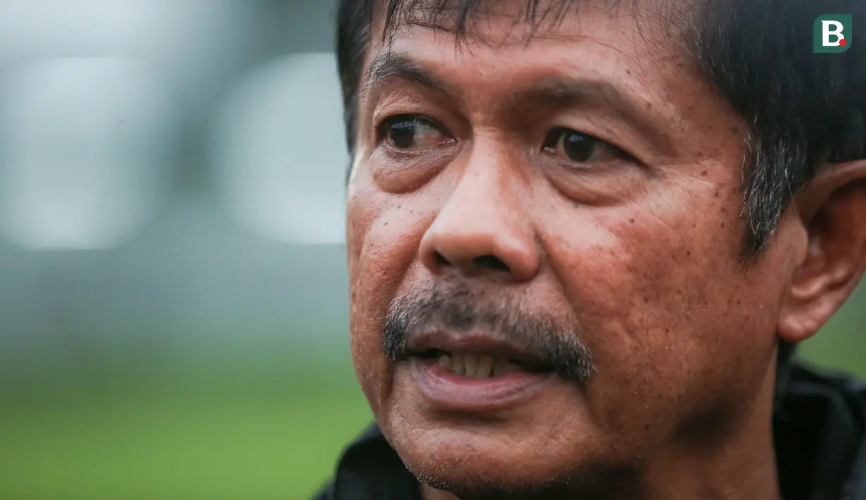 <p>Pelatih Timnas Indonesia U-22, Indra Sjafri memberikan keterangan kepada wartawan&nbsp;saat&nbsp;pemusatan latihan untuk SEA Games 2023 yang berlangsung di Lapangan A, Kompleks Stadion Utama Gelora Bung Karno (SUGBK), Kamis (02/03/2023). Pemusatan latihan ini akan berlangsung dari tanggal 1-16 Maret 2023. (Bola.com/Bagaskara Lazuardi)</p>