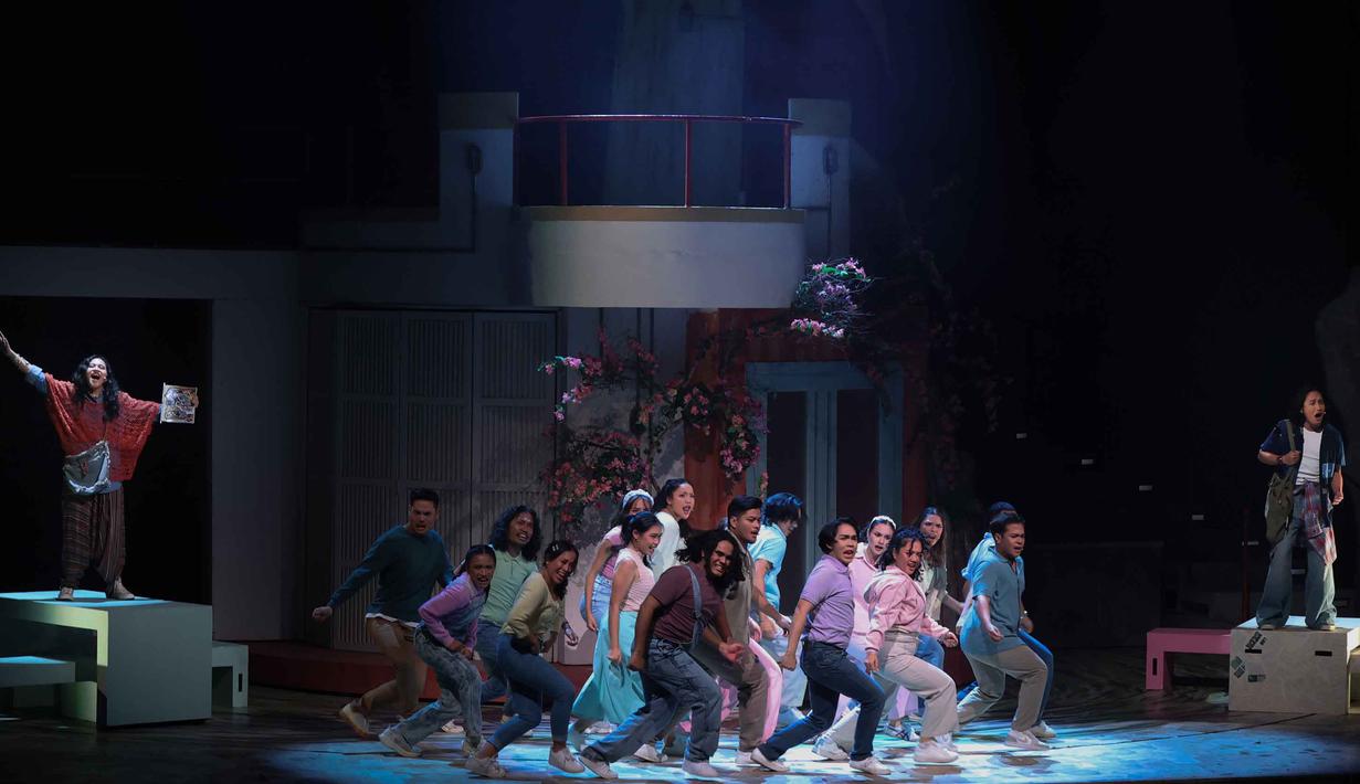 Diproduseri oleh Billy Gamaliel, Eunike Elisaveta dan Chriskevin Adefrid, pementasan ini mempertemukan dunia musik, sastra, dan teater dalam satu pengalaman pertunjukan yang penuh emosi dan energi. Tampak dalam foto, pelakon saat menampilkan drama musikal bertajuk Musikal Perahu Kertas di Ciputra Artpreneur, Jakarta, pada Jumat 30 Januari 2026. (Kapanlagi.com/Budy Santoso)