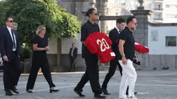 Bek Liverpool asal Belanda, Virgil van Dijk (tengah) dan bek Liverpool asal Skotlandia, Andy Robertson (kedua kanan) tiba di pemakaman penyerang Liverpool asal Portugal, Diogo Jota, dan saudara laki-lakinya, Andre Silva, di Gereja Induk Gondomar, pinggiran Porto, pada 5 Juli 2025. (FILIPE AMORIM/AFP)