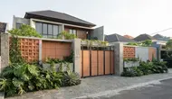 7 Inspirasi Rumah dengan Pagar Warna Terracotta yang Terlihat Hangat dan Elegan