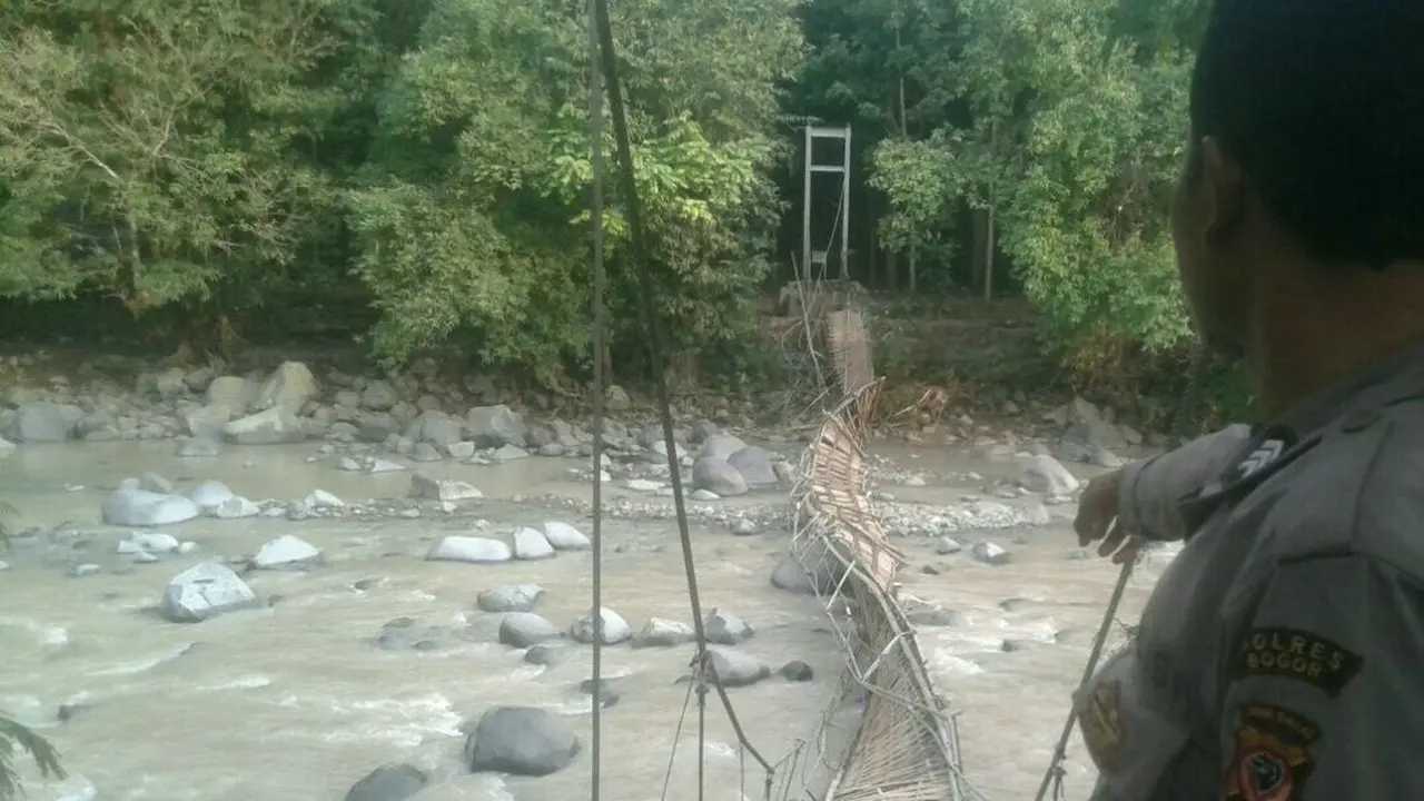 Jembatan gantung di lokasi wisata penangkapan rusa ambruk