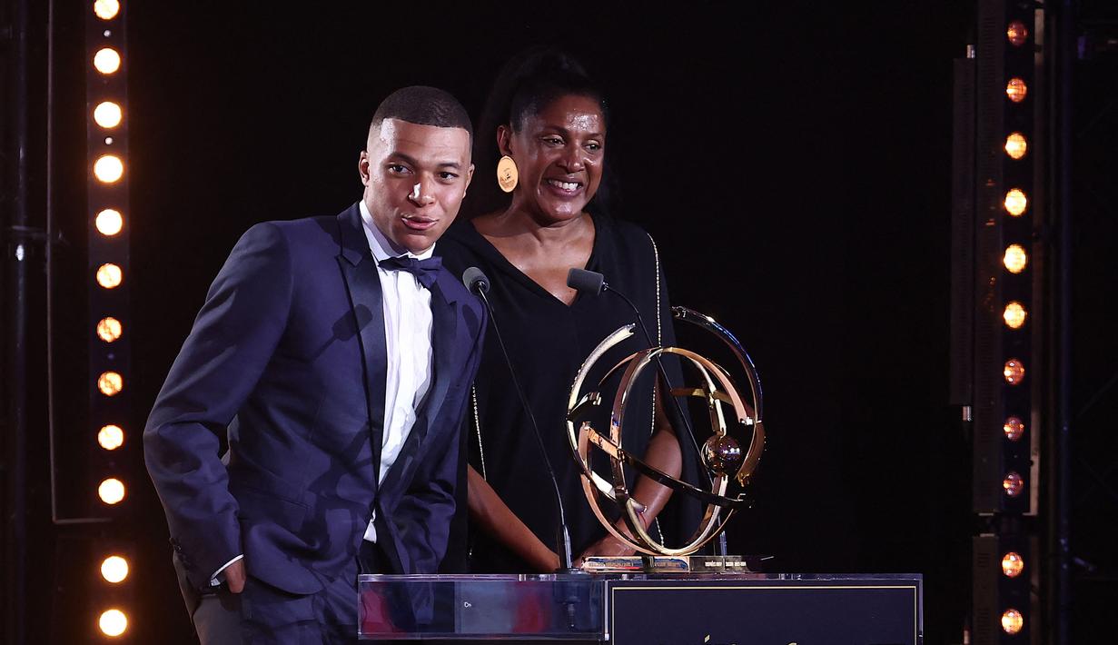 Pemain PSG, Kylian Mbappe (kiri) memberikan sambutan di samping mantan atlet Prancis, Marie-Jose Perec saat mendapatkan penghargaan pemain terbaik Ligue1 Prancis pada acara yang berlangsung di Paris, Prancis, Senin (13/04/2024) waktu setempat. (AFP/Franck Fife)