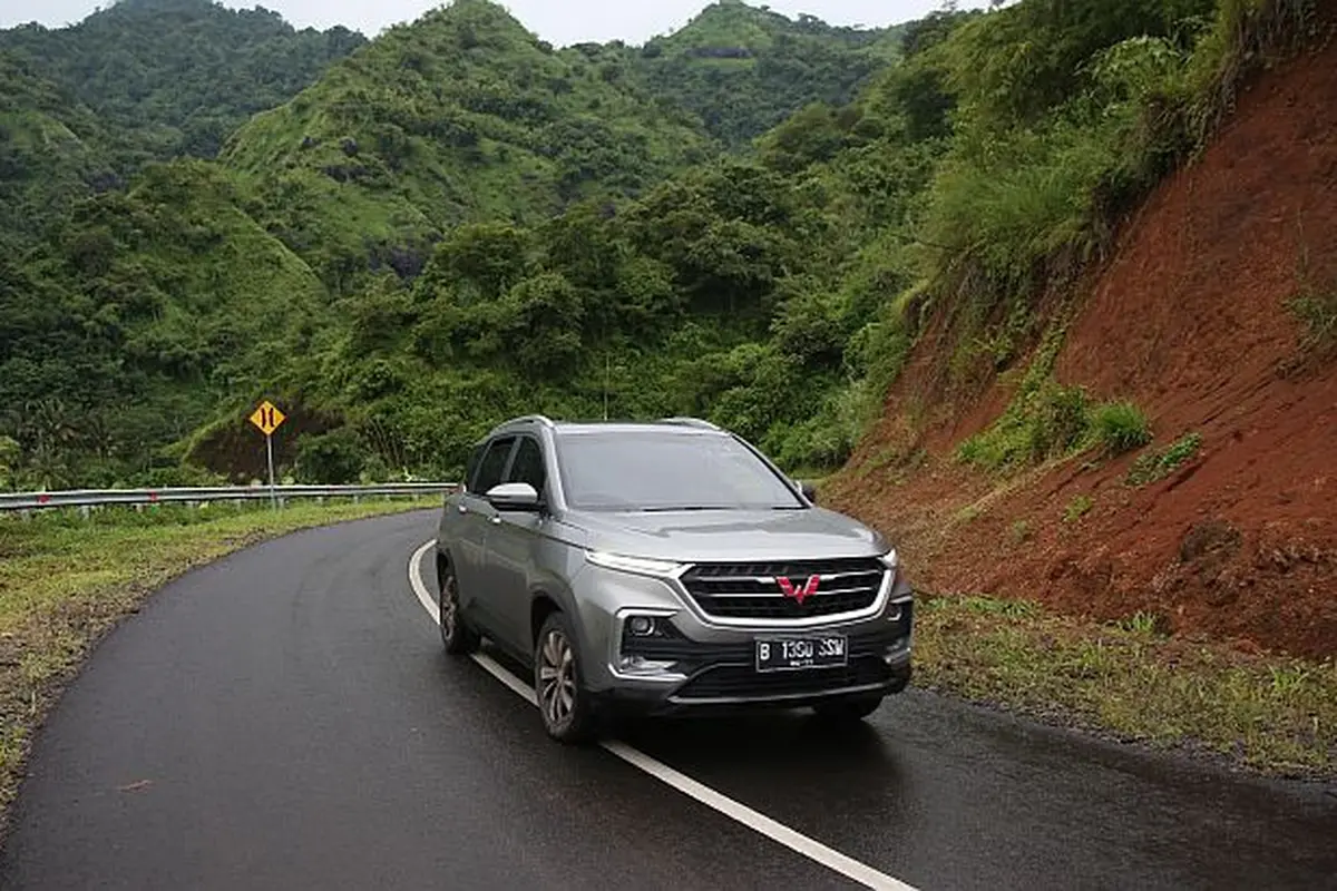Wuling Almaz