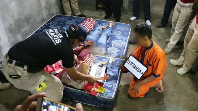 Tersangka pembunuh istri, DR menjalani total 15 adegan dalam rekonstruksi peristiwa ini. (Foto: Liputan6.com/Polres Kebumen/Muhamad Ridlo)