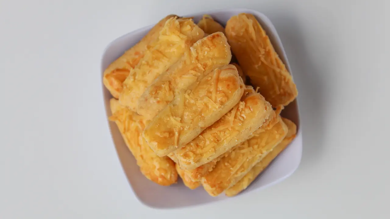8 Resep Kue Kastengel Keju Renyah 1 kg yang Ekonomis dan Premium