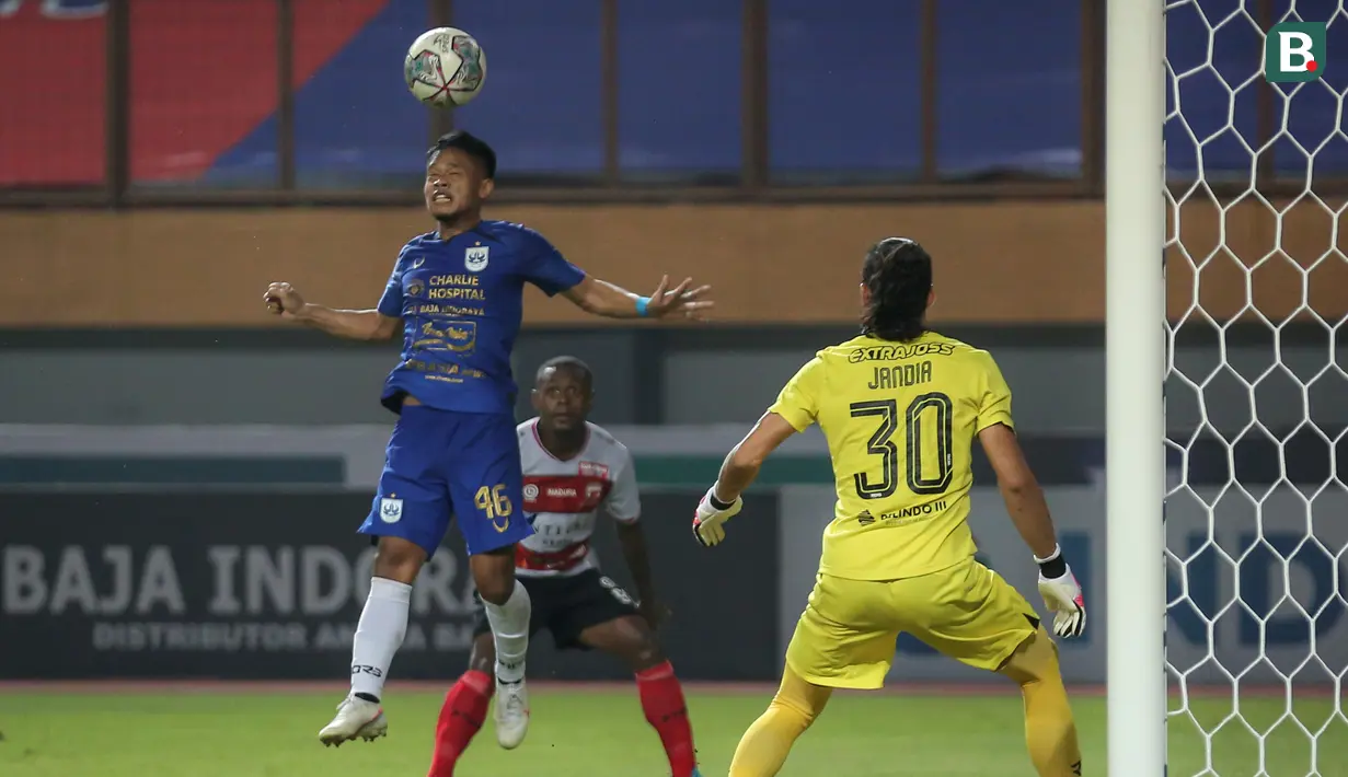Pemain PSIS Semarang, Fredyan Wahyu Sugiantoro (kiri) berusaha mengamankan bola saat melawan Madura United dalam laga pekan ke-5 BRI Liga 1 2021/2022 di Stadion Wibawa Mukti, Cikarang, Rabu (29/09/2021). Kedua tim bermain imbang 0-0. (Bola.com/Bagaskara Lazuardi)