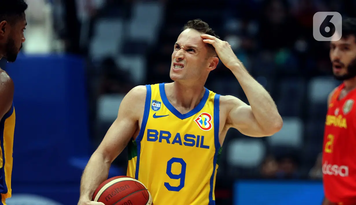 Ekspresi pemain timnas basket Brasil, Marcelinho Huertas saat melawan Spanyol pada penyisihan Grup G FIBA World Cup 2023 di Indonesia Arena, Gelora Bung Karno, Jakarta, Senin (28/8/2023). (Liputan6.com/Helmi Fithriansyah)