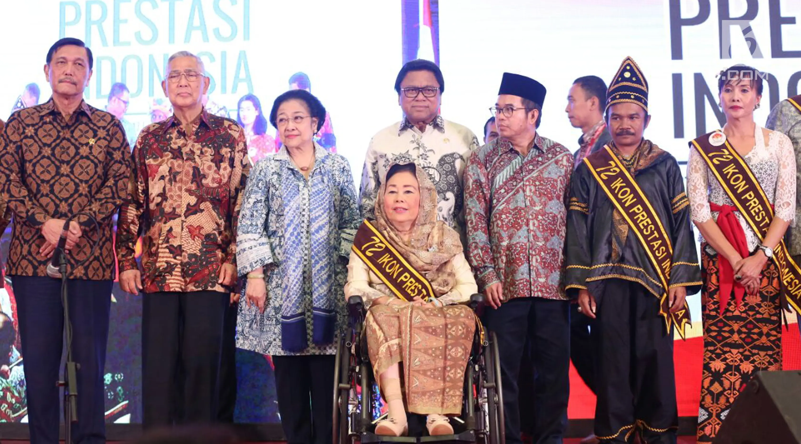 Menko Kemaritiman Luhut Panjaitan, Wakil Presiden RI ke-6 Try Sutrisno, Presiden kelima RI Megawati Soekarnoputri dan Ketua DPD RI Oesman Sapta Odang saat Festival Prestasi Indonesia di Jakarta Convention Center, Senin (21/8). (Liputan6.com/Johan Tallo)