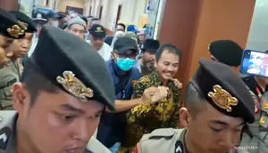 Roy Suryo Kepalkan Tangan Saat Dibawa ke Polda Metro