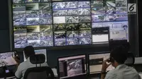 Petugas memantau monitor CCTV berpengeras suara di ruang Network Operation Center (NOC) UP SPLL Dishub DKI Jakarta, Kamis (5/10). Disbub DKI mengelola 150 CCTV dan memiliki 14 CCTV yang dipantau dan digunakan bersuara. (Liputan6.com/Faizal Fanani)